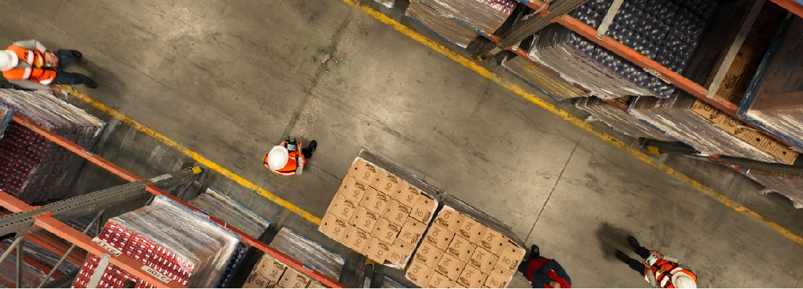 Dron realizando levantamiento automatizado de inventario en racks de almacén